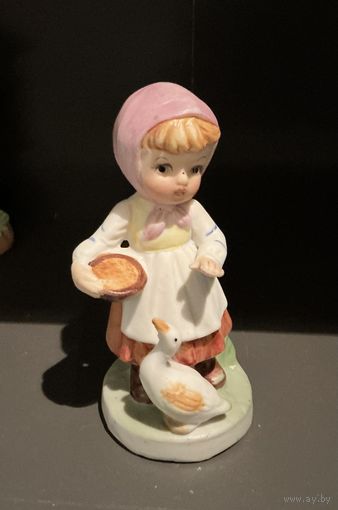 Статуэтка Девочка с гусем  С 1 рубля Англия