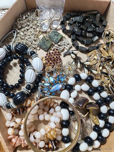 Большой лот винтажной бижутерии. Броши, бусы, серёжки и много разных украшений. Торги с рубля.