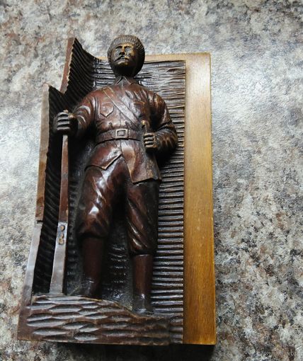 Статуэтка из дерева. Партизан.
