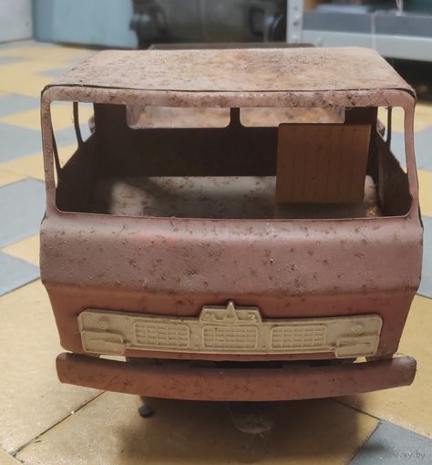 Большой автомобиль МАЗ времен СССР с рубля.