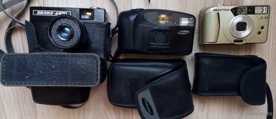 Три пленочных фотоаппарата.