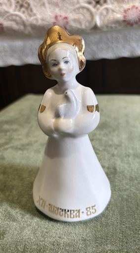 Статуэтка Девушка с голубем . Коростень