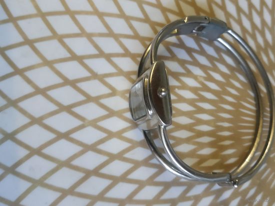 Часы наручные с браслетом. ТИКАЮТ. Состояние на скане. В коллекцию,ремонт,на запчасти.