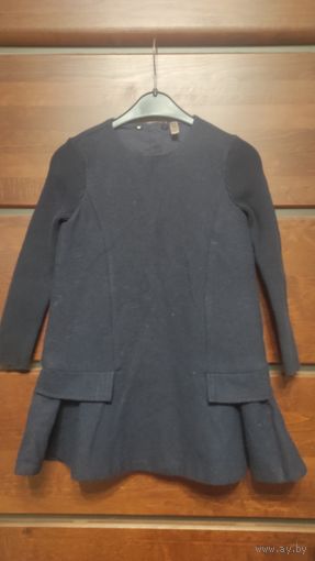 Платье темно-синее на рост 128-140 см. Плотная, тепла ткань, в составе есть шерсть. Длина 63 см, ПОгруди 35 см, длина рукава 44 см. Подкладка хлопок. Очень классное. Хорошее состояние.