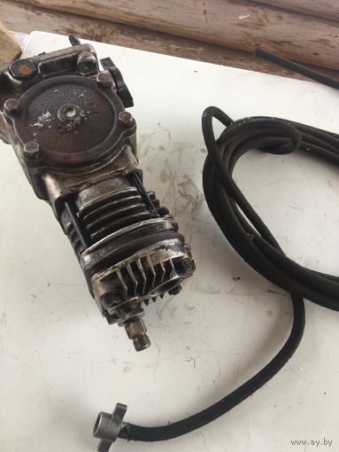 Рабочий компрессор для автотракторной техники в комплекте со шлангом для подкачки колёс и не только