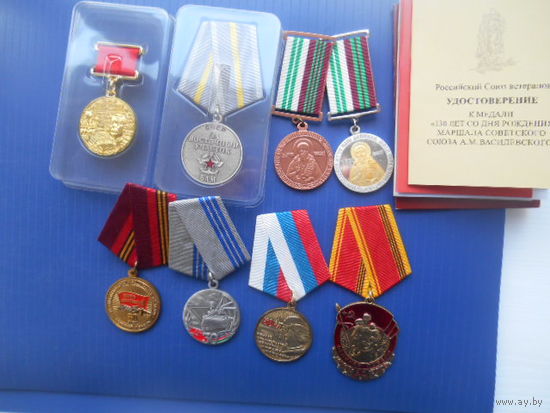 8 медалей и 1 знак. некоторые с чистым доком