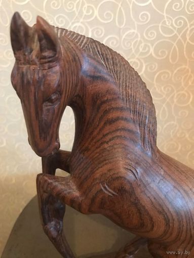 Деревянная фигура лошади. Конь