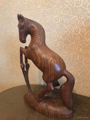 Деревянная фигура лошади. Конь