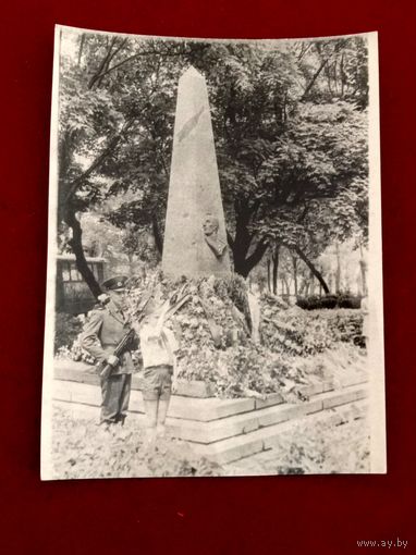 Фото Могилев у памятника Лазаренко 70е года