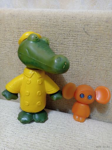 Игрушки крокодил Гена и Чебурашка