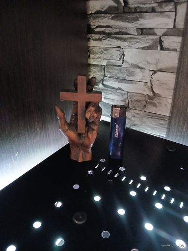 Статуэтка рука с крестом