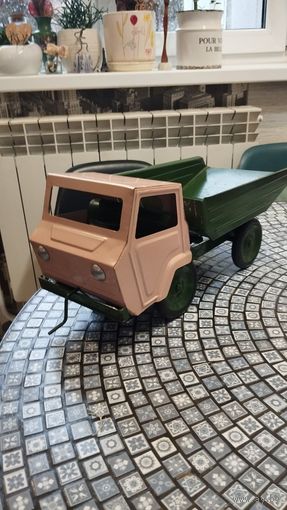 Грузовик ВИЗ из прошлого СССР в сохране.