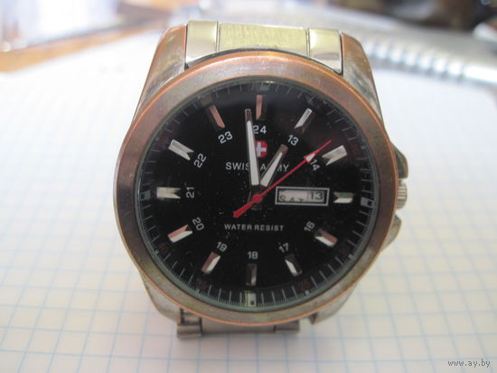 Часы Swiss Army на браслете в рабочем состоянии.