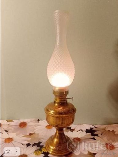 Керосиновая латунная лампа с орнаментом.