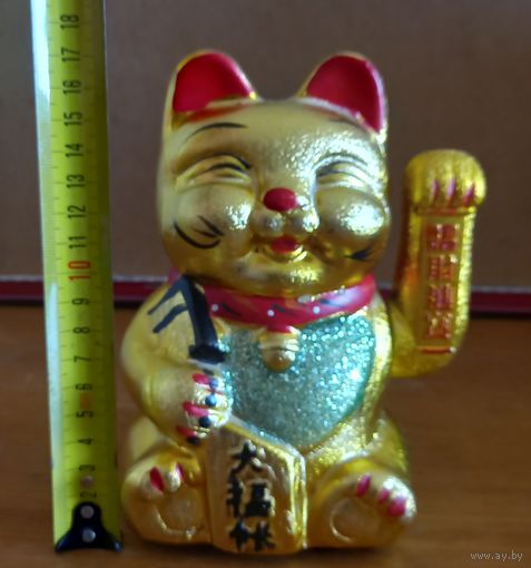 Кот махающий лапой.