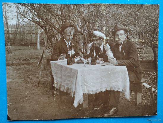 Фото. Сообразили на троих. 1920-30 г. 7х9.5 см