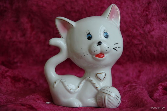 Статуэтка фарфоровая " Котик " целая , высота 12 см , ширина 9.5 см
