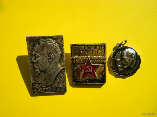 3 значка.