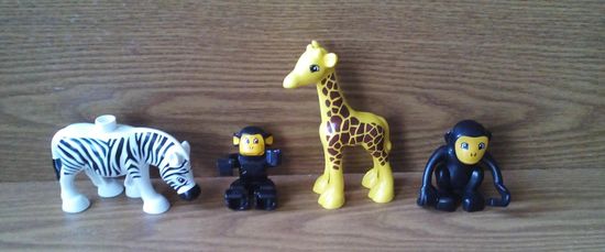 Фигурки Лего: Черная обезьяна (Duplo Black Monkey 2281), зебра Zebra, жираф. Из наборов Z LEGO DUPLO Wild Animals.