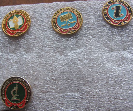 Значки Пионерии Юный журналист, хоккеист, фотограф, микробиолог