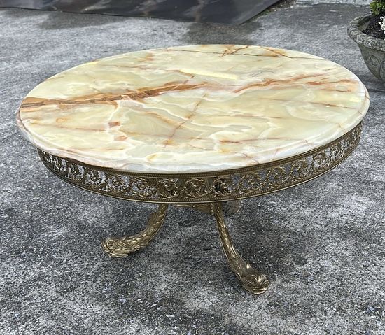 Старинный столик со столешницей из оникса