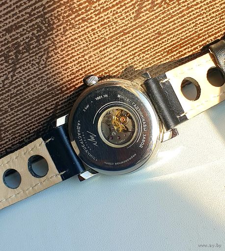 Часы Луч - однострелочник.
