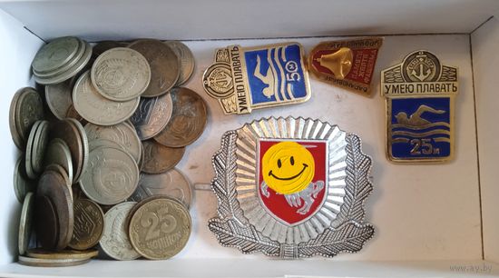 Монеты, значки, кокарда.