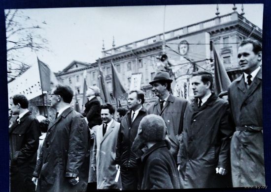 Фото на демонстрации. Минск. Центральная площадь. 1970-е. 12.5х17.5 см.