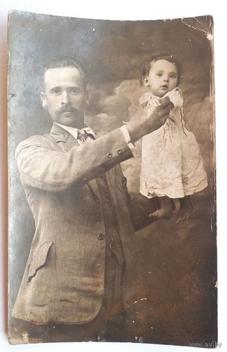 Фото мужчины с девочкой. 1920-30-е. 9х13.5 см.