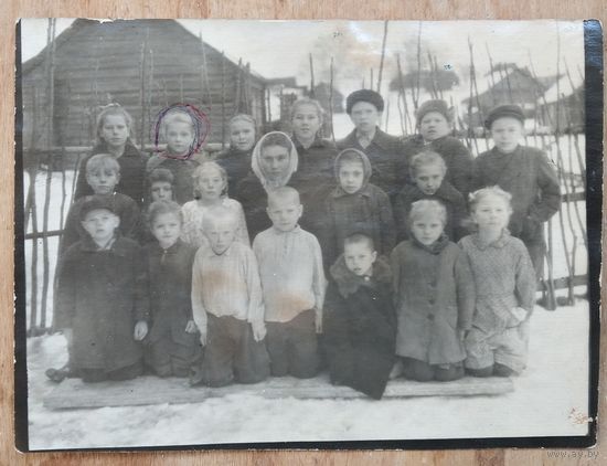 Фото учащихся Дорищиской начальной школы. Новгородская обл. 1946 г. 9х11 см