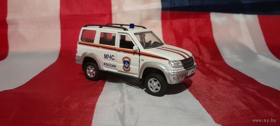 Машинка (модель) 1:43 УАЗ Патриот в раскраске МЧС России