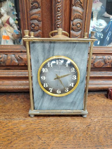 Часы молния в камне настольные