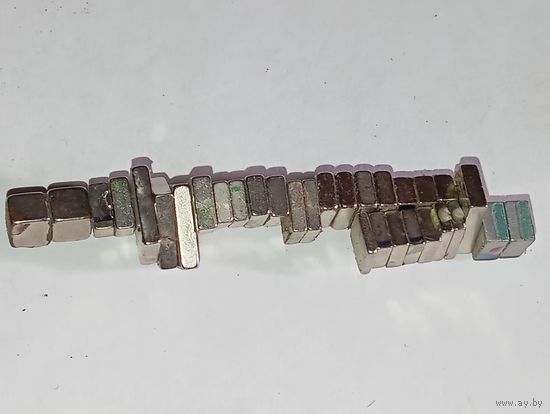 Магниты, извлеченные из DVD компьютеров (HDD). Это мощные постоянные магниты, изготовленные из сплава неодима, железа и бора (NdFeB).