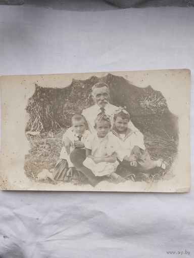 Фотография старинная Дед и внуки.