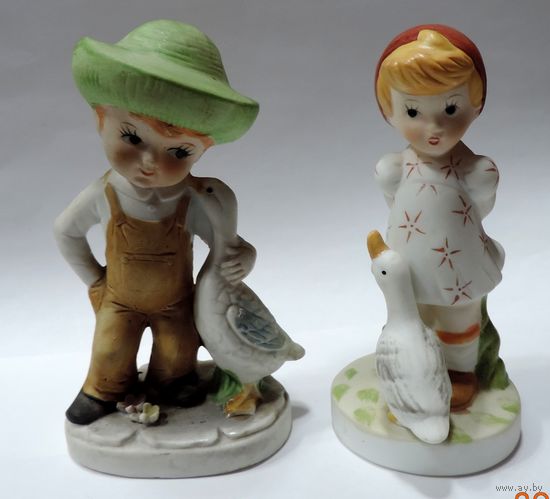 Статуэтки фарфоровые "Девочка с уткой и мальчик с гусем" 80-е годы Европа. Высота 12 см. - 2 шт.