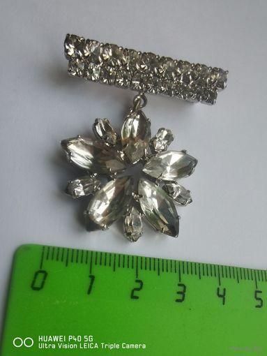 Изумительная брошь Чехия середина  20 века  в очень хорошем состоянии самая привлекательная цена трёхдневный аукцион