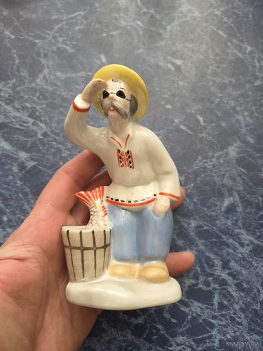 Фарфоровая статуэтка рыбак с ведром