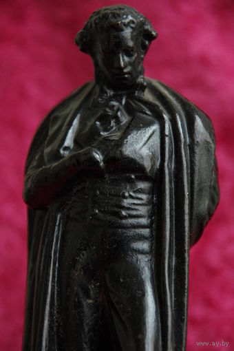 Статуэтка  " Пушкин "  ( Касли)   1963 г .  19,5 см