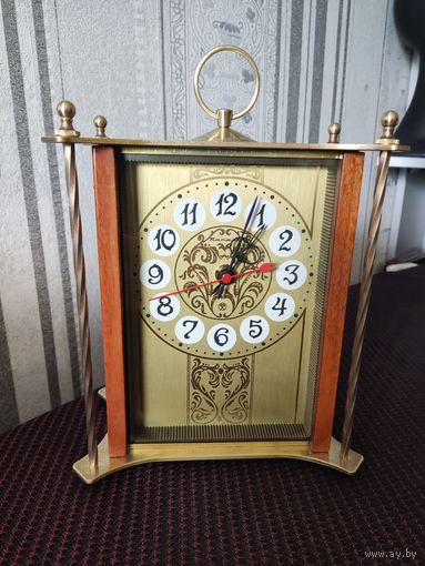 Часы настольные (каминные) кварцевые Янтарь. 80-е г. Отличное состояние.