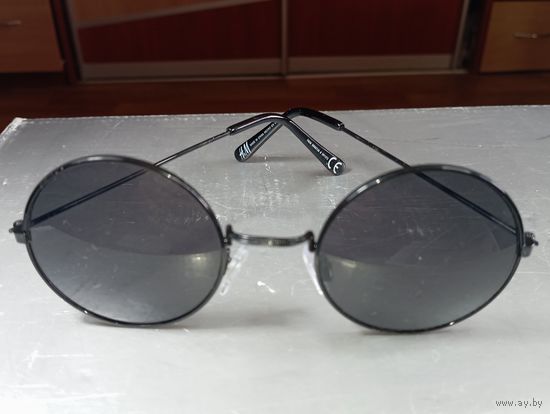 Очки тишейды H&M , стиль очков кота Базилио или стилем Джона Леннона . Солнцезащитные очки в классической оправе Авиатор или капелька . 1980-х годов .Предсезонная распродажа Винтажных солнцезащитных