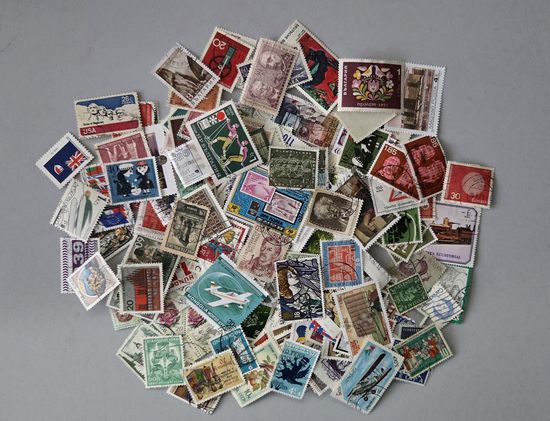 Лот марок разных стран мира с рубля