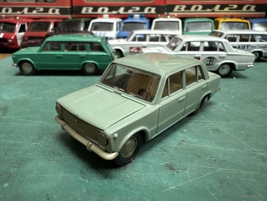 ВАЗ-2101 цвет серо-зеленый, пластик без хрома времен голодной Перестройки. Пятничный вечер в зеленых, синих, голубых и серых тонах.