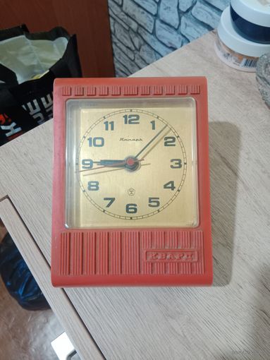 Часы настольно - настенные Янтарь СССР знак качества