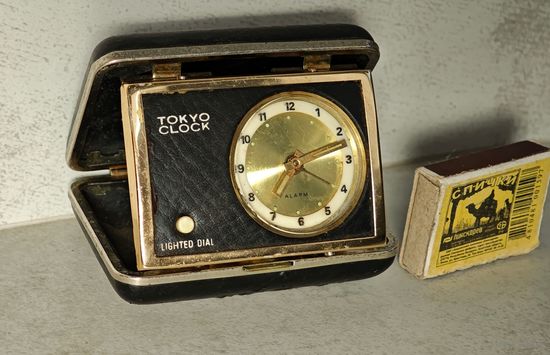 Часы будильник на ходу