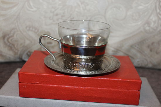 Подстаканник мельхиоровый, времён СССР, с блюдечком и стаканом.