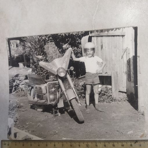 Фотография. История СССР в лицах. Юный байкер и мотоцикл "Восход".