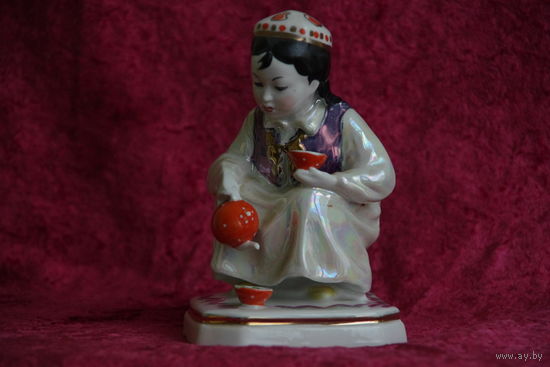 Статуэтка фарфоровая " Маленькая хозяйка "  ДЗ  Дулево  60 г    ( ЦЕЛАЯ )