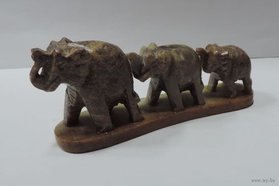 Статуэтка из камня "Слоны" 70-е годы Европа. Высота 4.8 см. Длина 11 см.