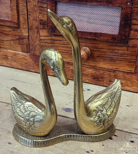 Пара лебедей из латуни