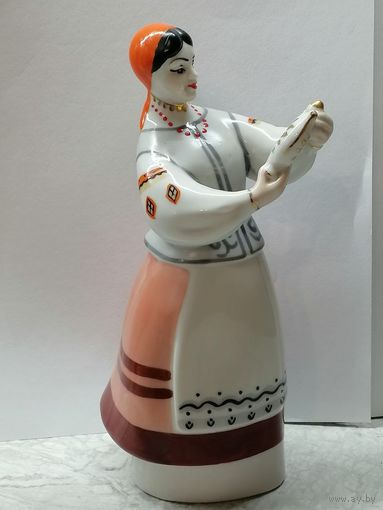 Фарфоровая статуэтка девушка с куманцом.